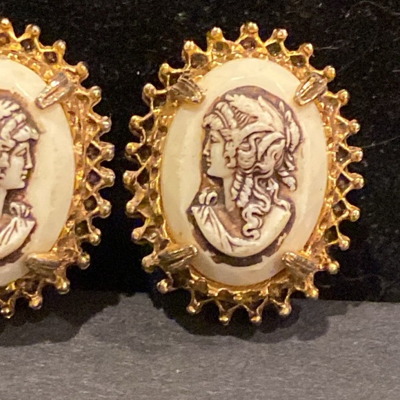 FlorenzA Gold Tone Cameo Earrings with Clip Backs. - Picture 2 of 5